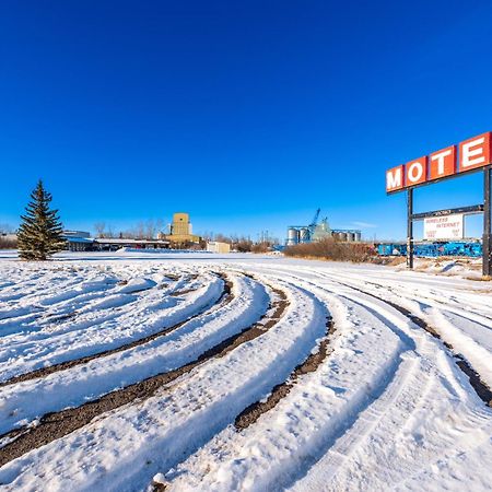 Blue Horse Motel Beiseker Екстер'єр фото