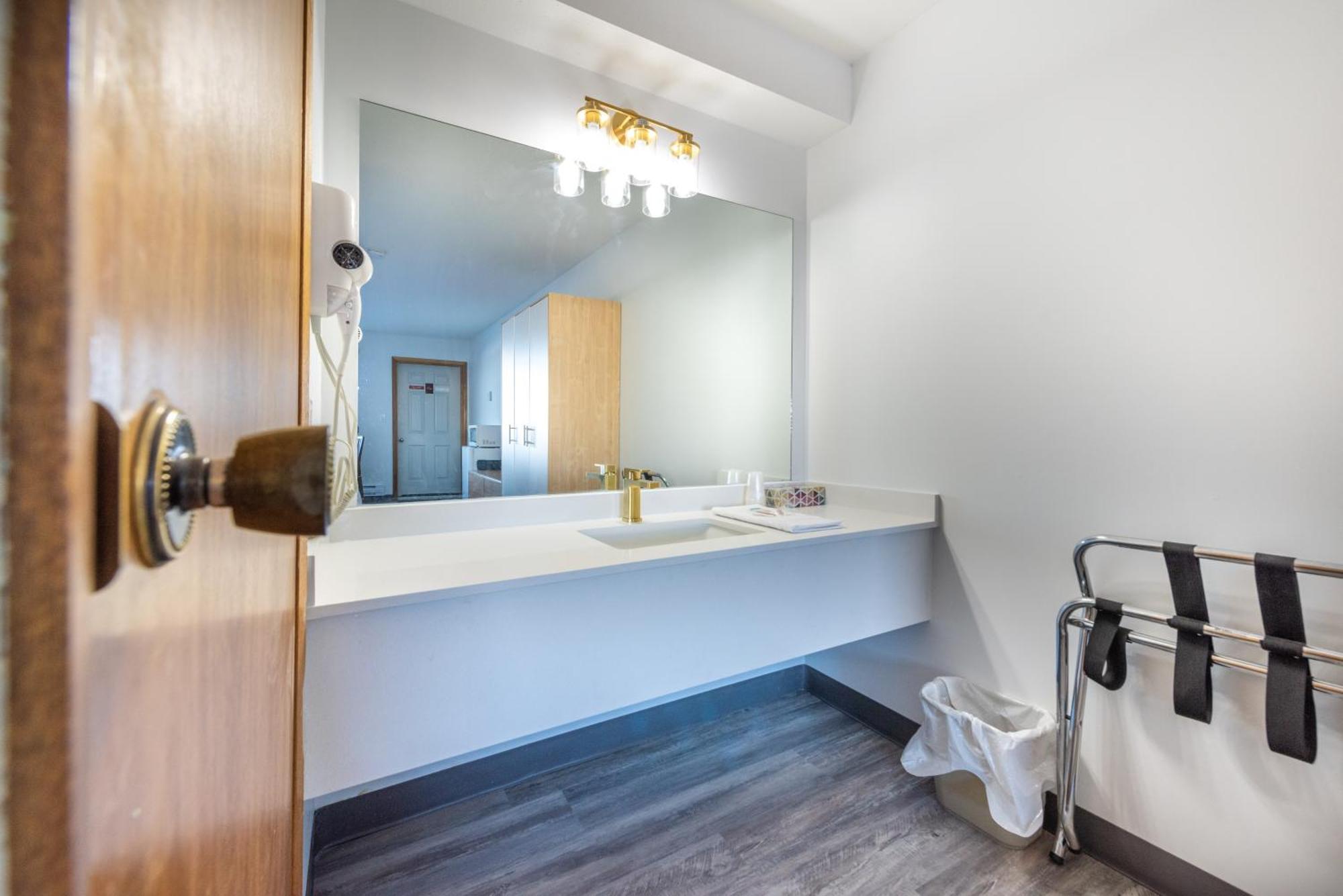 Blue Horse Motel Beiseker Екстер'єр фото