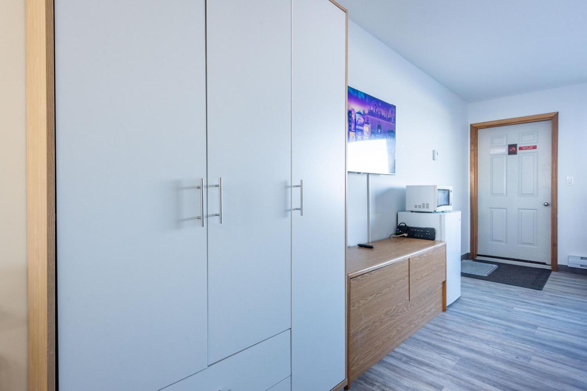 Blue Horse Motel Beiseker Екстер'єр фото